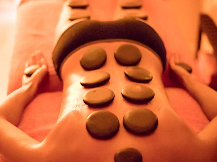 Masaje con piedras volcánicas calientes